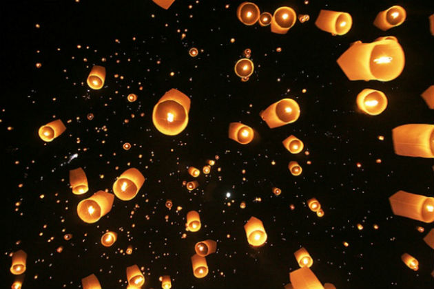Το Πασχαλιάτικο έθιμο στο Λεωνίδιο με τα φωτεινά φαναράκια αερόστατα στον ουρανό μετά την Ανάσταση.